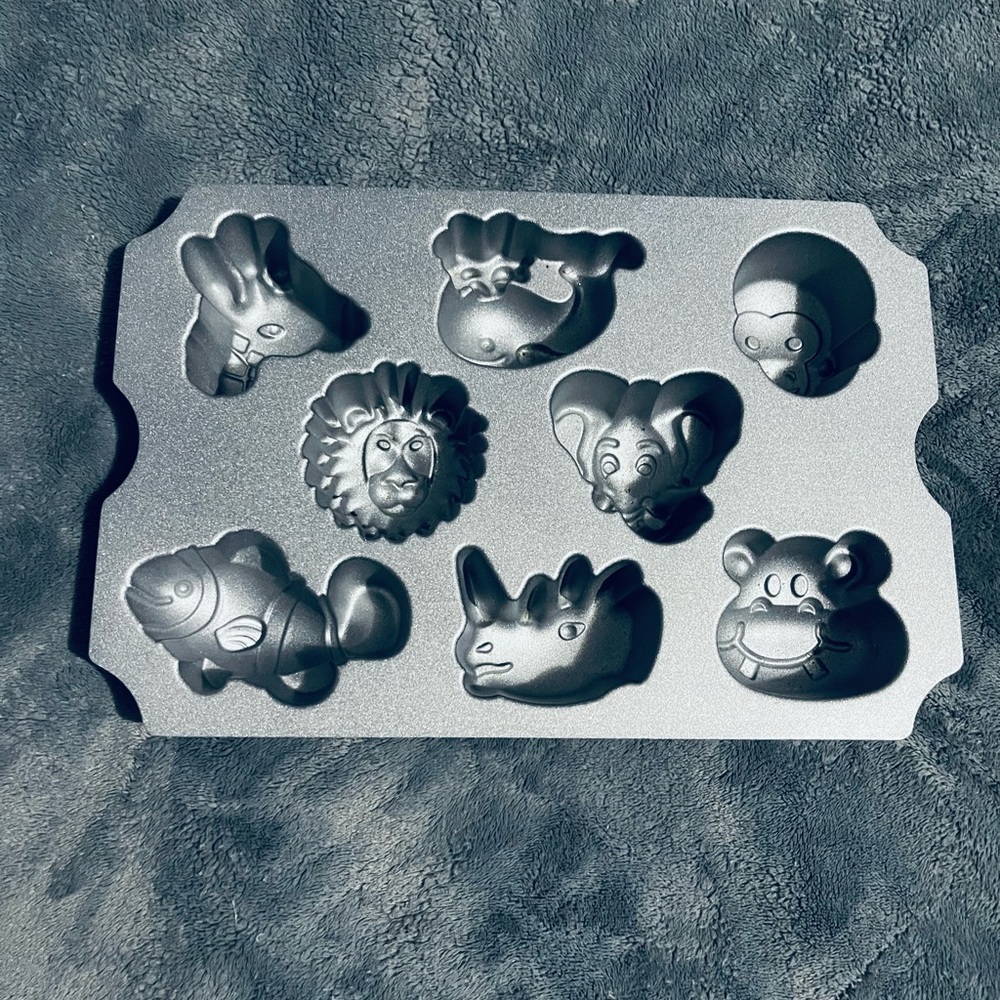 Nordic Ware Zoo Friends Muffin/Mini Cake Pan, 8 animals